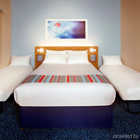 Travelodge London City Airport Екстер'єр фото