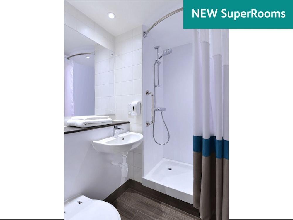 Travelodge London City Airport Екстер'єр фото