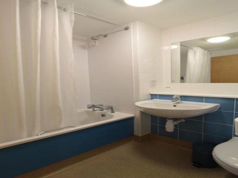 Travelodge London City Airport Екстер'єр фото