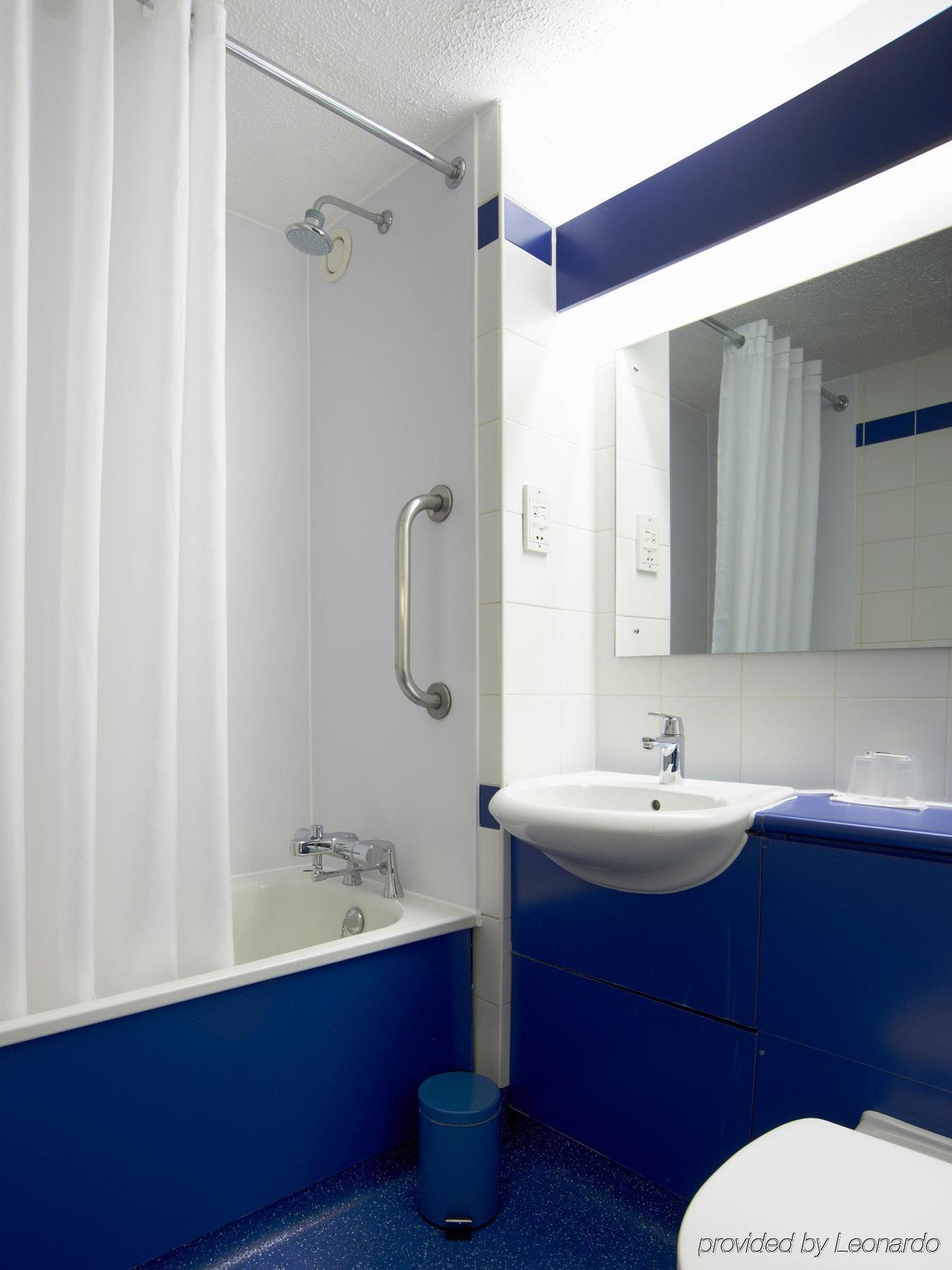 Travelodge London City Airport Екстер'єр фото