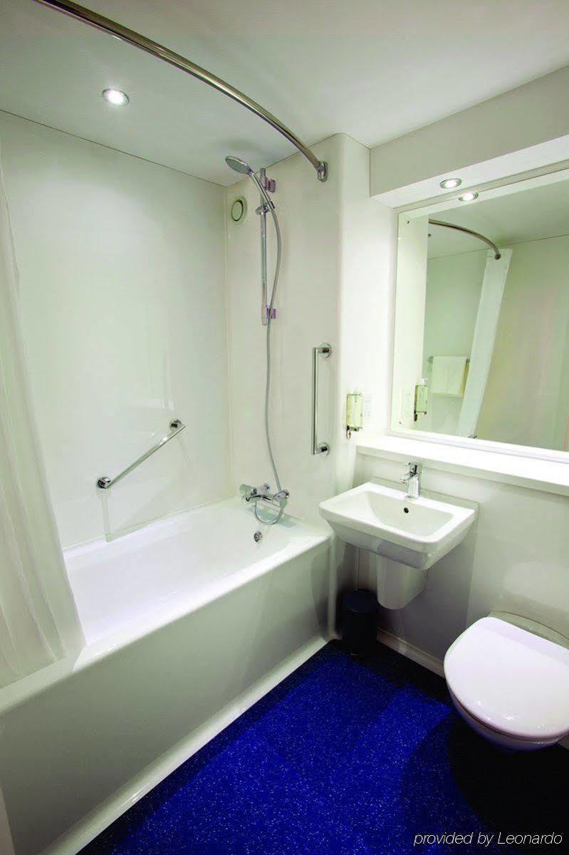 Travelodge London City Airport Екстер'єр фото